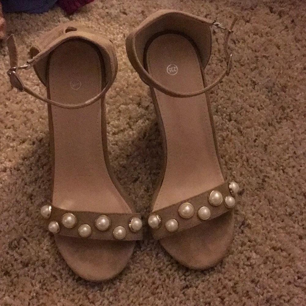 High heels with pearl embellishment